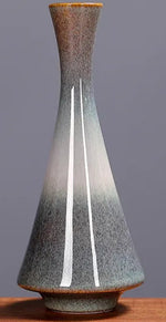 Le vase en céramique de style moderne présente un motif en dégradé gris et blanc, avec des dimensions de 14,9 cm de hauteur et 6,2 cm de largeur.