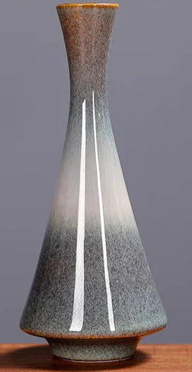 Le vase en céramique de style moderne présente un motif en dégradé gris et blanc, avec des dimensions de 14,9 cm de hauteur et 6,2 cm de largeur.