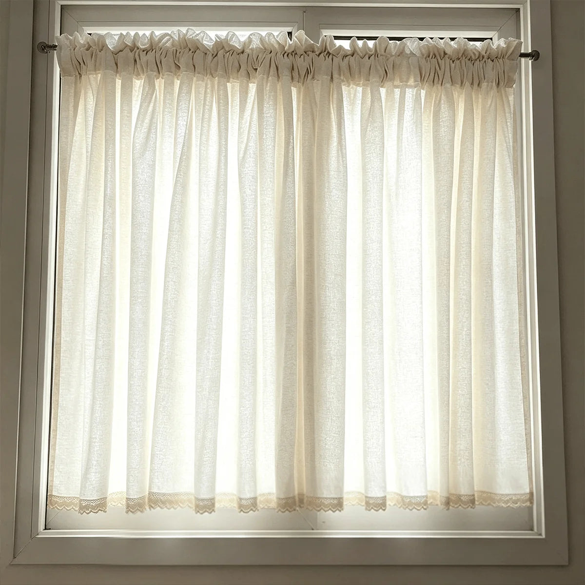 rideaux blanc cassé semi transparents rustique tissu texturé bordure dentelle fenêtre chambre salon japonais