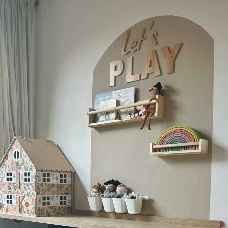lettres bois let's play décoration murale étagères jouets moquette gris clair chambre enfant arc