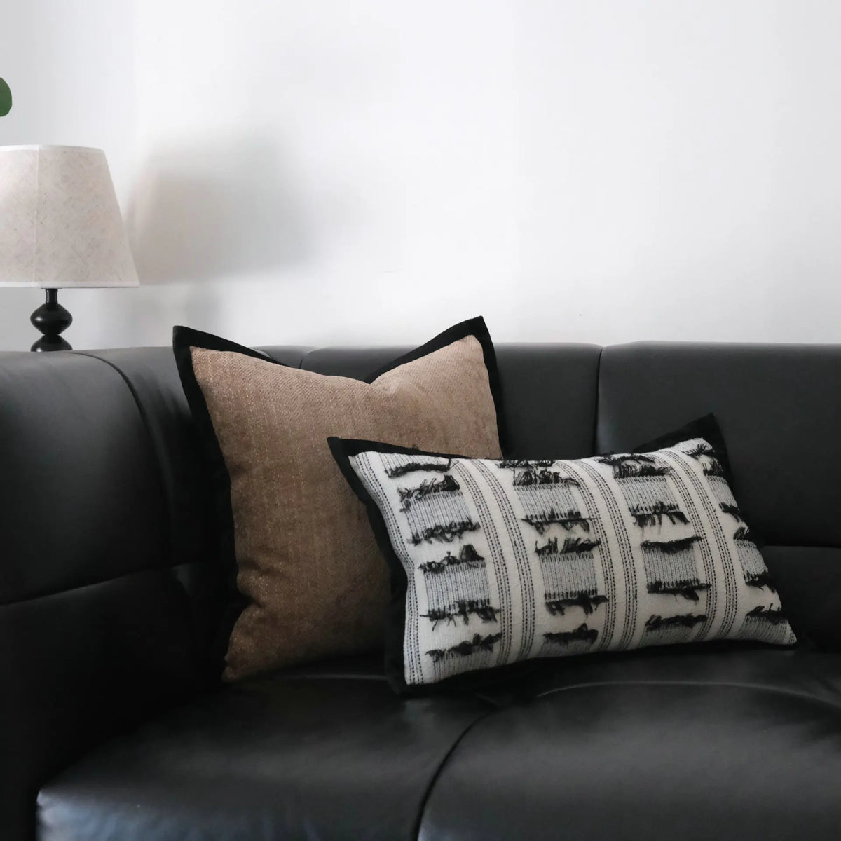 coussin moderne motif rayures beige bordure noire poly coton 45x45cm décoration intérieure sans rembourrage
