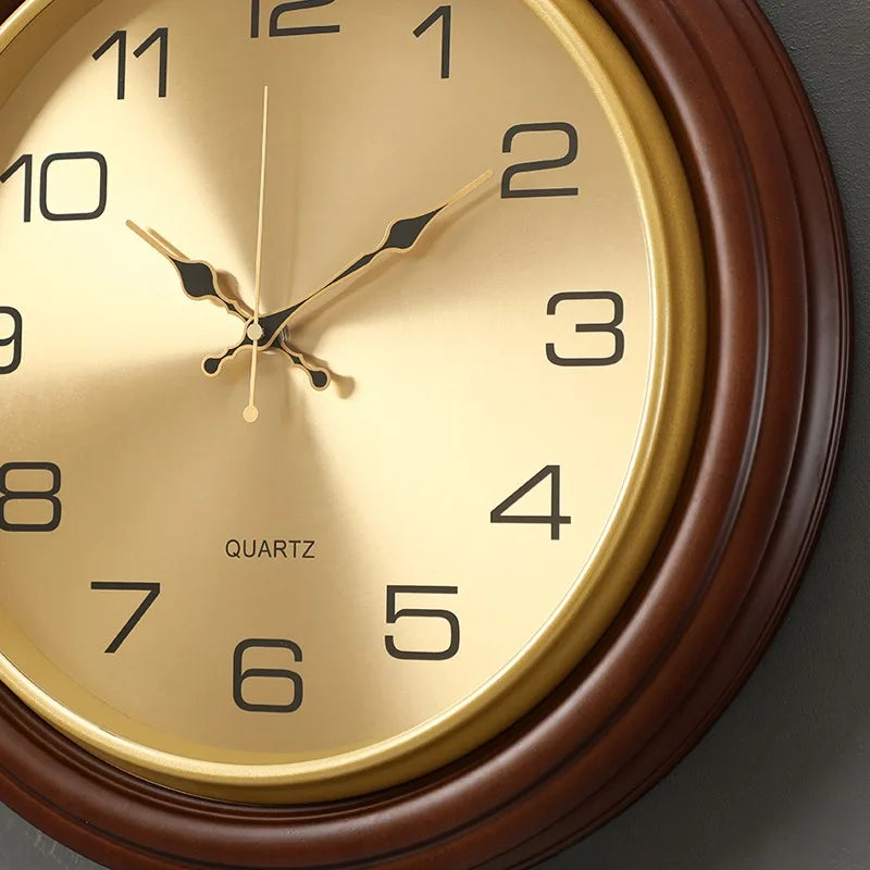 horloge murale classique traditionnel couleur marron or beige motif cannelé