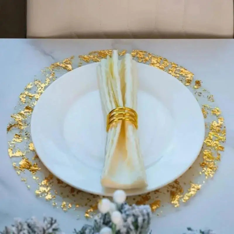 tapis table rond or feuilles blanches élégantes serviettes bougies vases festive fourchette couteau assiette