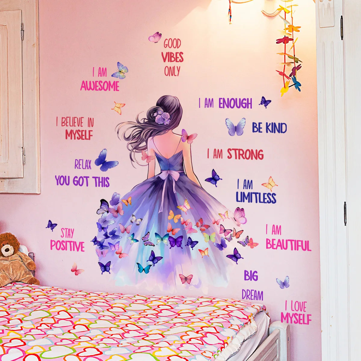sticker mural fille papillons citations positives violet bleu rose blanc illustration chambre enfant
