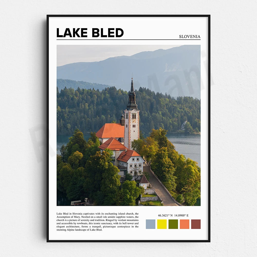 L'église de l'île située au milieu du lac Bled, en Slovénie, est un bâtiment pittoresque avec un clocher élancé entouré d'arbres aux couleurs d'automne, offrant une vue panoramique sur les montagnes environnantes.