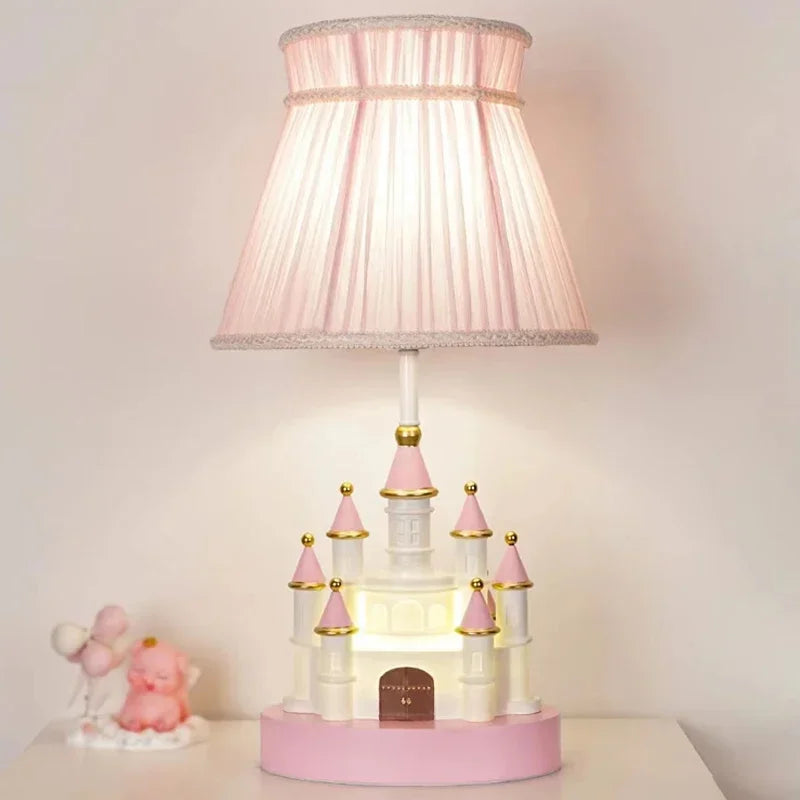 Vue de côté de la lampe de chevet rose château
