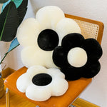 coussin moderne fleurs stylisées velours blanc noir anti décubitus coton 35x35cm