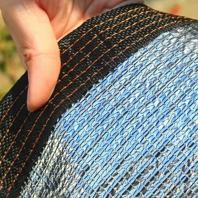 Voile d'ombrage camouflage installée dans un jardin avec protection solaire