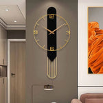 Horloge murale design épuré accrochée au-dessus d'un canapé contemporain
