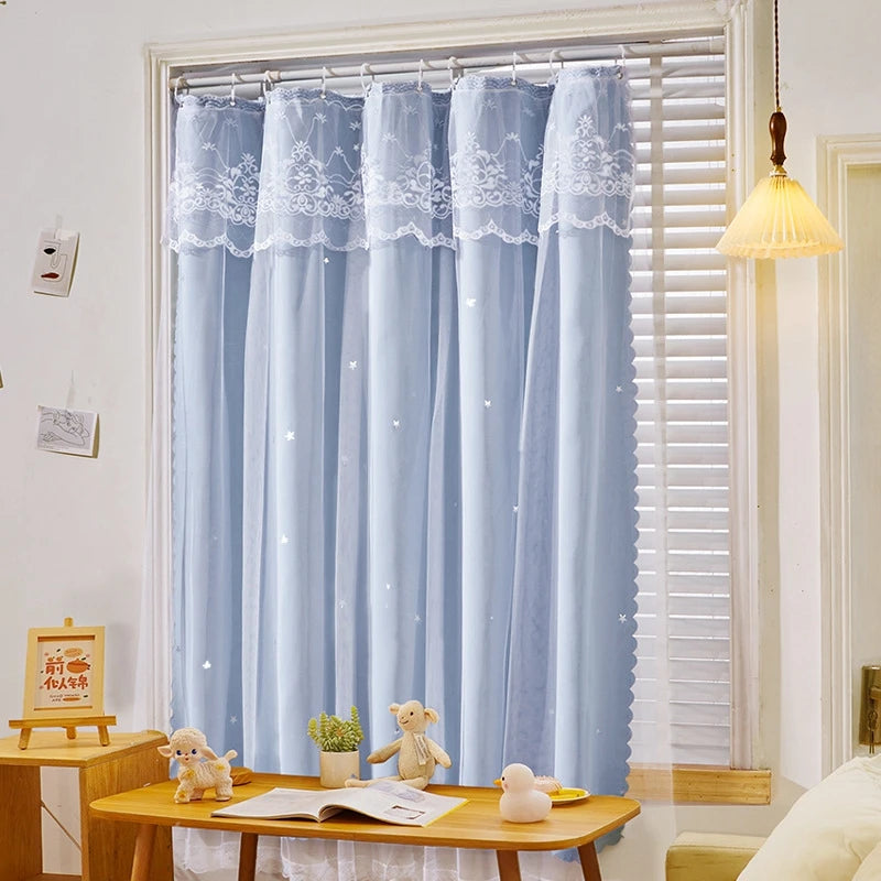 Des rideaux bleus en textile de haute qualité, drapés élégamment comme une couverture de fenêtre dans une pièce joliment meublée. Ces rideaux, faisant office de traitement de fenêtre, ajoutent une touche de design d'intérieur sophistiqué à la pièce qui est accentuée par des linges de maison assortis et un pot de fleurs placé stratégiquement. L'image illustre comment les rideaux peuvent transformer une pièce tout en offrant une solution élégante pour la couverture des fenêtres.