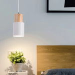 lampe suspendue moderne minimaliste vert noir blanche bois clair abatjour cylindrique