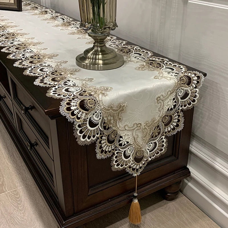 chemin table dentelle broderie fleurs pompon beige noir décor classique élégant maison