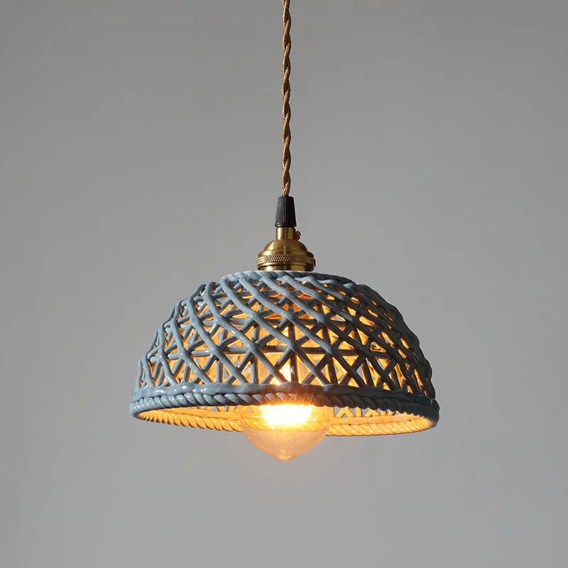 Lampe dans une chambre à coucher au-dessus d'une table de nuit