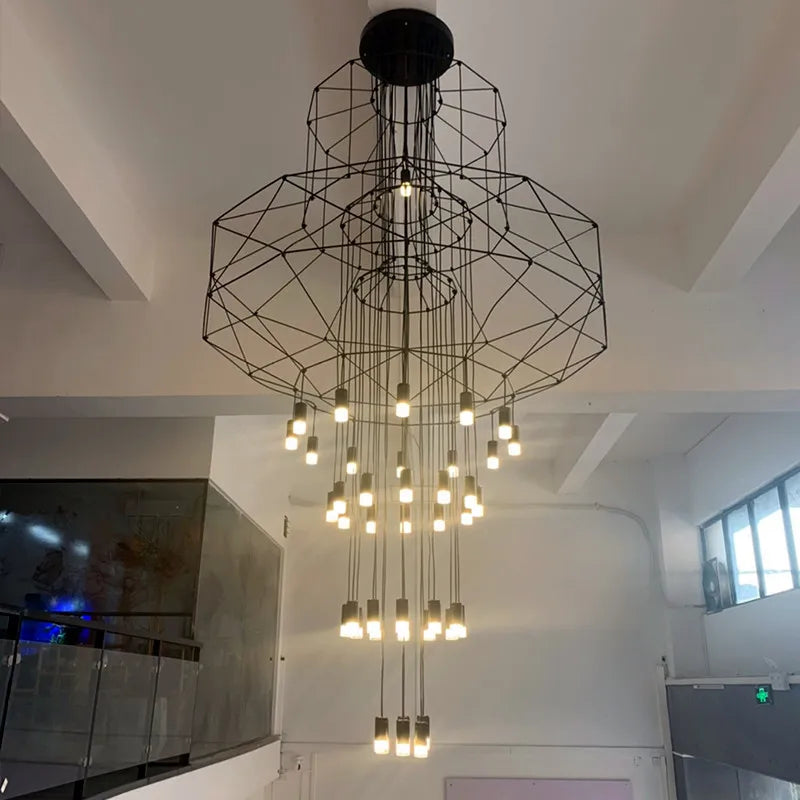 suspension lumineuse moderne fer noir structure géométrique interrupteur bouton éclairage intérieur minimaliste