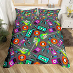 Housse de couette musicale dans une chambre décorée