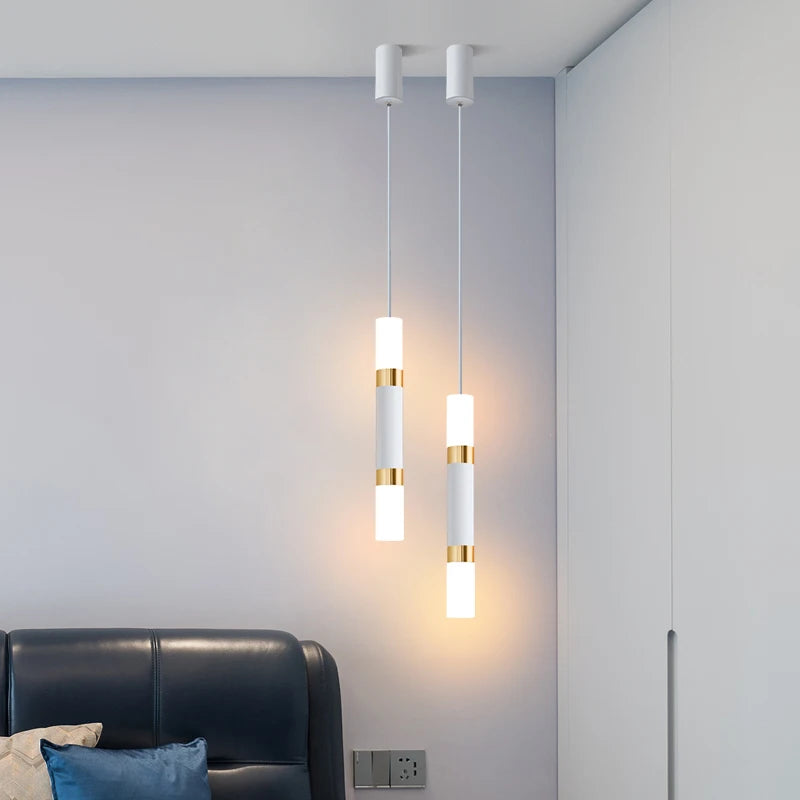 Lampe suspendue en or allumée dans un intérieur contemporain