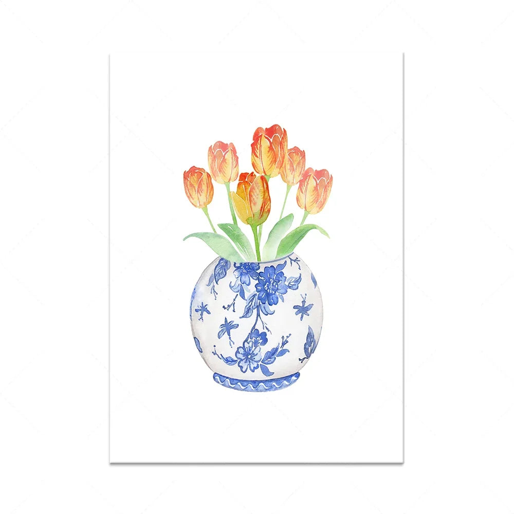 Un bouquet de tulipes orange et jaunes dans un vase en porcelaine bleue et blanche aux motifs floraux.