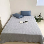couverture d'été coton gris clair motif géométrique moderne matelassée lit double chambre