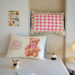 L'image montre un espace cosy et douillet, avec des accessoires et des objets décoratifs mignons et ludiques, créant un environnement chaleureux et accueillant.