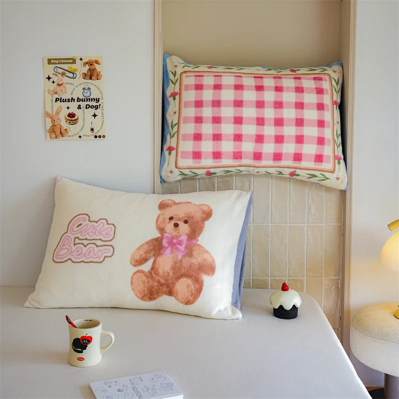 L'image montre un espace cosy et douillet, avec des accessoires et des objets décoratifs mignons et ludiques, créant un environnement chaleureux et accueillant.