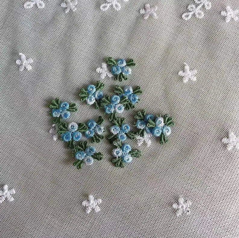 broderies dentelle fleurs simples vert rose blanc traditionnelles couture femmes