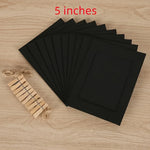 cadres photo carton noir marron blanc pinces bois suspension mur decorative rustic minimaliste