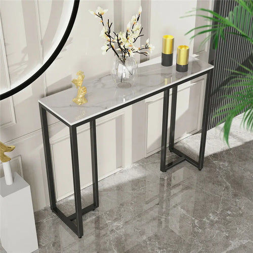 table console moderne marbre blanc pieds métal noir vase fleurs lampe livre plume dorée