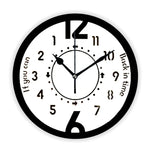 Horloge murale sans tic-tac bleue accrochée au mur