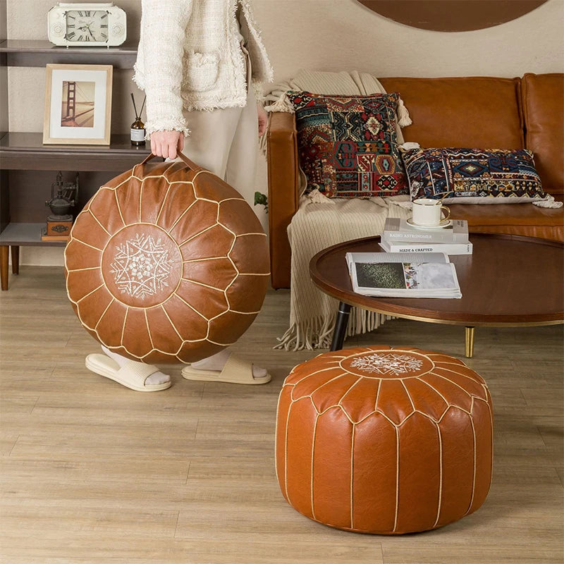 Pouf marocain utilisé comme siège d'appoint dans un coin lecture
