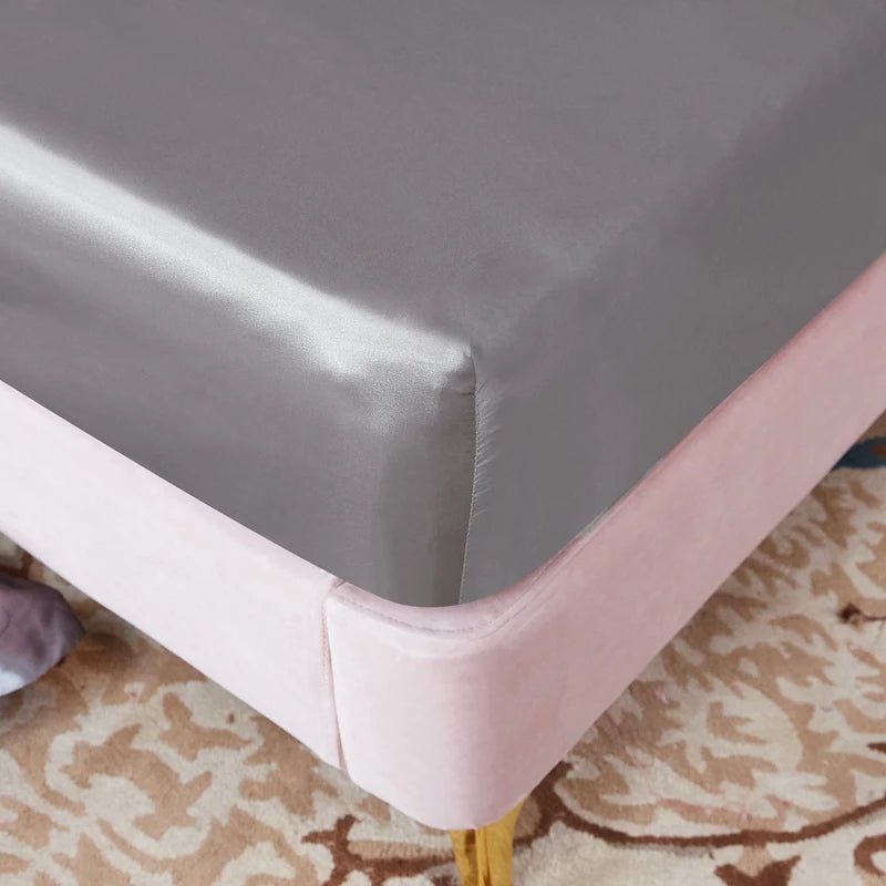 Housse de matelas en satin dans différentes couleurs unies