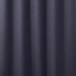 Rideaux design en tissu, ajoutant une touche d'élégance moderne à toute pièce. Ces rideaux de haute qualité présentent un motif complexe, créant un contraste visuel saisissant avec leur matériau argenté brillant et leur couleur grise subtile. Ils sont parfaits pour ajouter du style et de la sophistication à votre maison ou à votre espace de travail. Pensez à ces rideaux pour une solution de décoration intérieure à la fois chic et fonctionnelle.