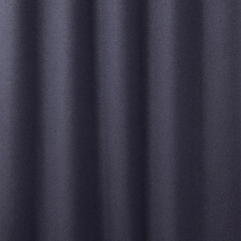 Rideaux design en tissu, ajoutant une touche d'élégance moderne à toute pièce. Ces rideaux de haute qualité présentent un motif complexe, créant un contraste visuel saisissant avec leur matériau argenté brillant et leur couleur grise subtile. Ils sont parfaits pour ajouter du style et de la sophistication à votre maison ou à votre espace de travail. Pensez à ces rideaux pour une solution de décoration intérieure à la fois chic et fonctionnelle.