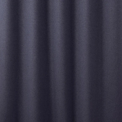 Rideaux design en tissu, ajoutant une touche d'élégance moderne à toute pièce. Ces rideaux de haute qualité présentent un motif complexe, créant un contraste visuel saisissant avec leur matériau argenté brillant et leur couleur grise subtile. Ils sont parfaits pour ajouter du style et de la sophistication à votre maison ou à votre espace de travail. Pensez à ces rideaux pour une solution de décoration intérieure à la fois chic et fonctionnelle.