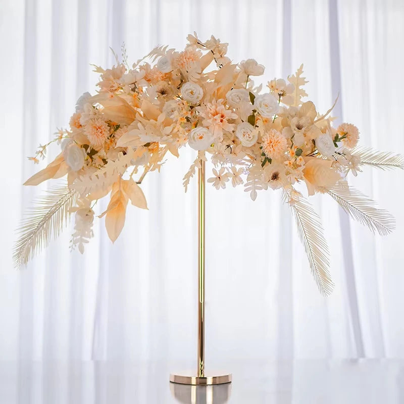 arche fer or moderne mariage décoration florale élégante roses blanches feuillage table