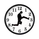 horloge murale moderne homme valise chiffres blanc noir minimaliste decoration facile