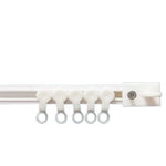 tige rideau moderne vis fixations rondelles blanches anneaux noirs blanc noir