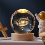 veilleuse led sphère lumineuse système solaire gravé astronaute support bois moderne transparente chambre deco
