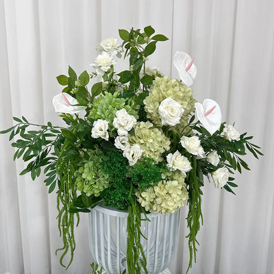 décoration mariage arrangement floral roses blanches hortensias verts anthuriums feuillage dense élégant romantiqueextérieur