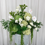 décoration mariage arrangement floral roses blanches hortensias verts anthuriums feuillage dense élégant romantiqueextérieur