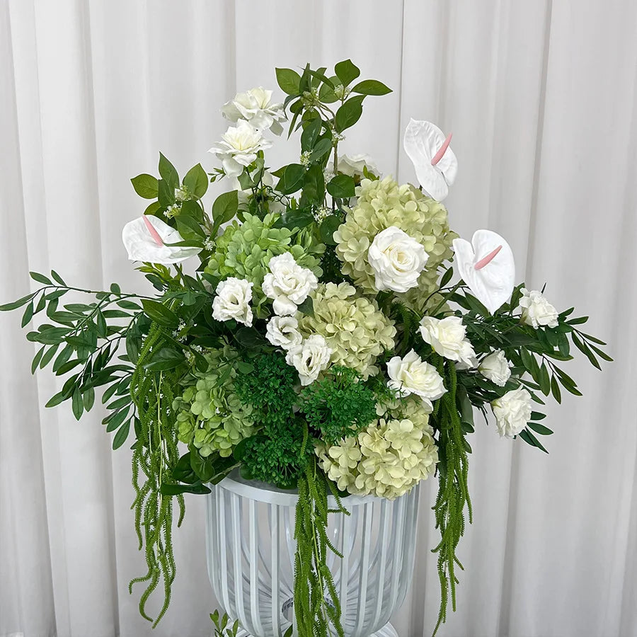 décoration mariage arrangement floral roses blanches hortensias verts anthuriums feuillage dense élégant romantiqueextérieur