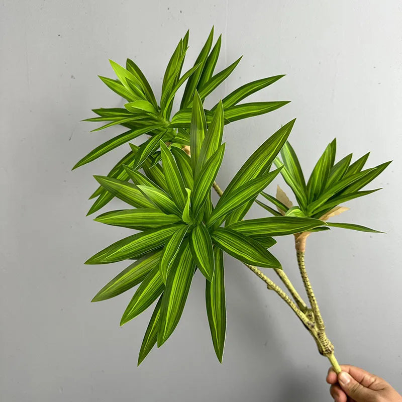 plantes artificielles décoration intérieure moderne feuilles vertes tiges grises maison vert clair blanc minimaliste
