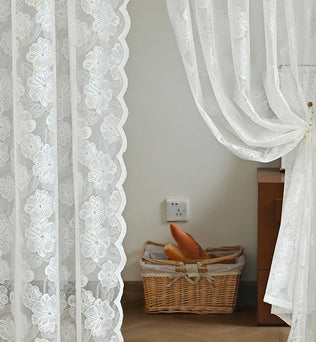 Détail du tissu dentelle blanche avec panière et pain en arrière-plan
