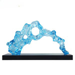sculpture abstraite moderne bleu clair texture ondulée translucent base noire