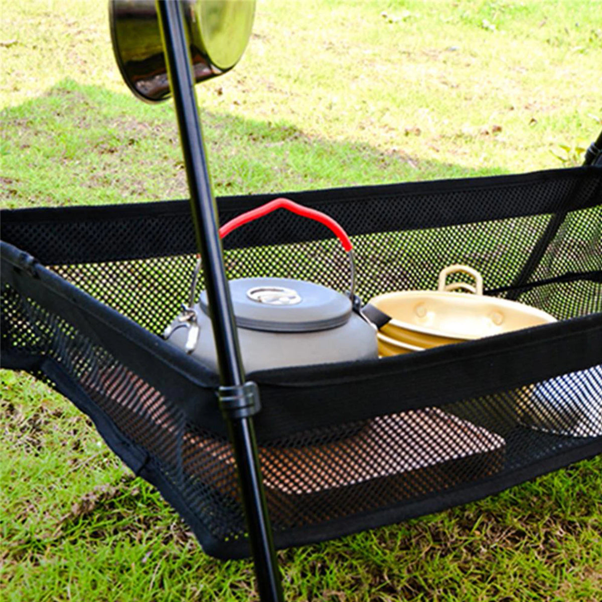 organisateur suspendu camping panier maille noir argenté jaune bleu métal suspensions casserole théière bols