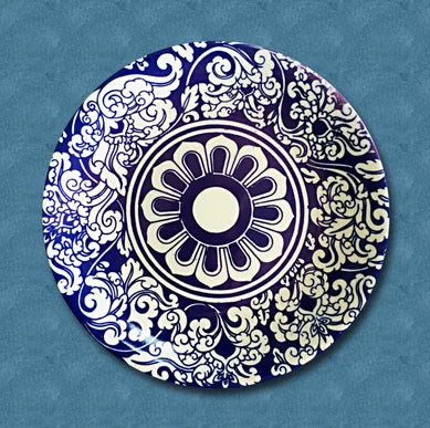 Galerie murale avec plusieurs assiettes de différentes tailles et couleurs