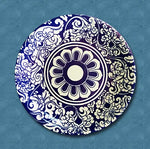 Galerie murale avec plusieurs assiettes de différentes tailles et couleurs