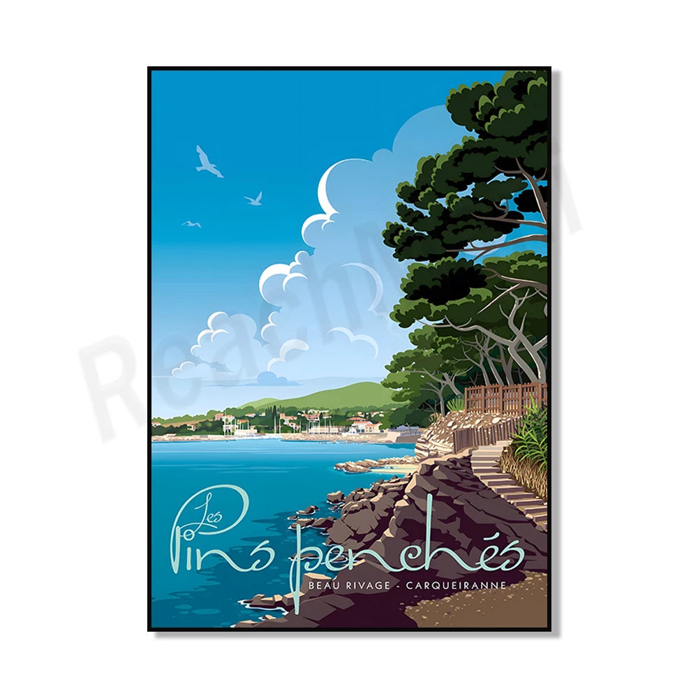 Magnifique affiche promotionnelle d'un beau village côtier méditerranéen, avec des montagnes verdoyantes, une mer turquoise et des falaises rocheuses, sous un ciel bleu parsemé de nuages blancs.