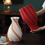 vase moderne rayures diagonales blanc orange rouge décoration maison arrangement floral