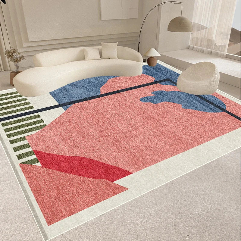 Tapis géométrique multicolore avec des formes abstraites en bleu, rose et rouge posé dans un intérieur lumineux et épuré.