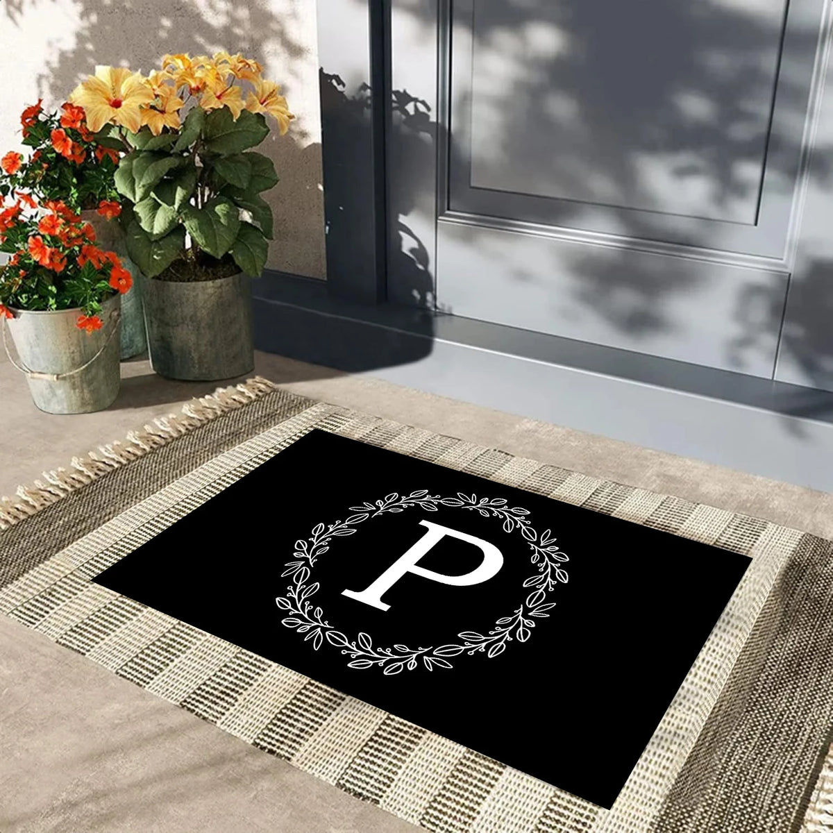 tapis porte personnalisé lettre noir bordure beige antidérapant classique